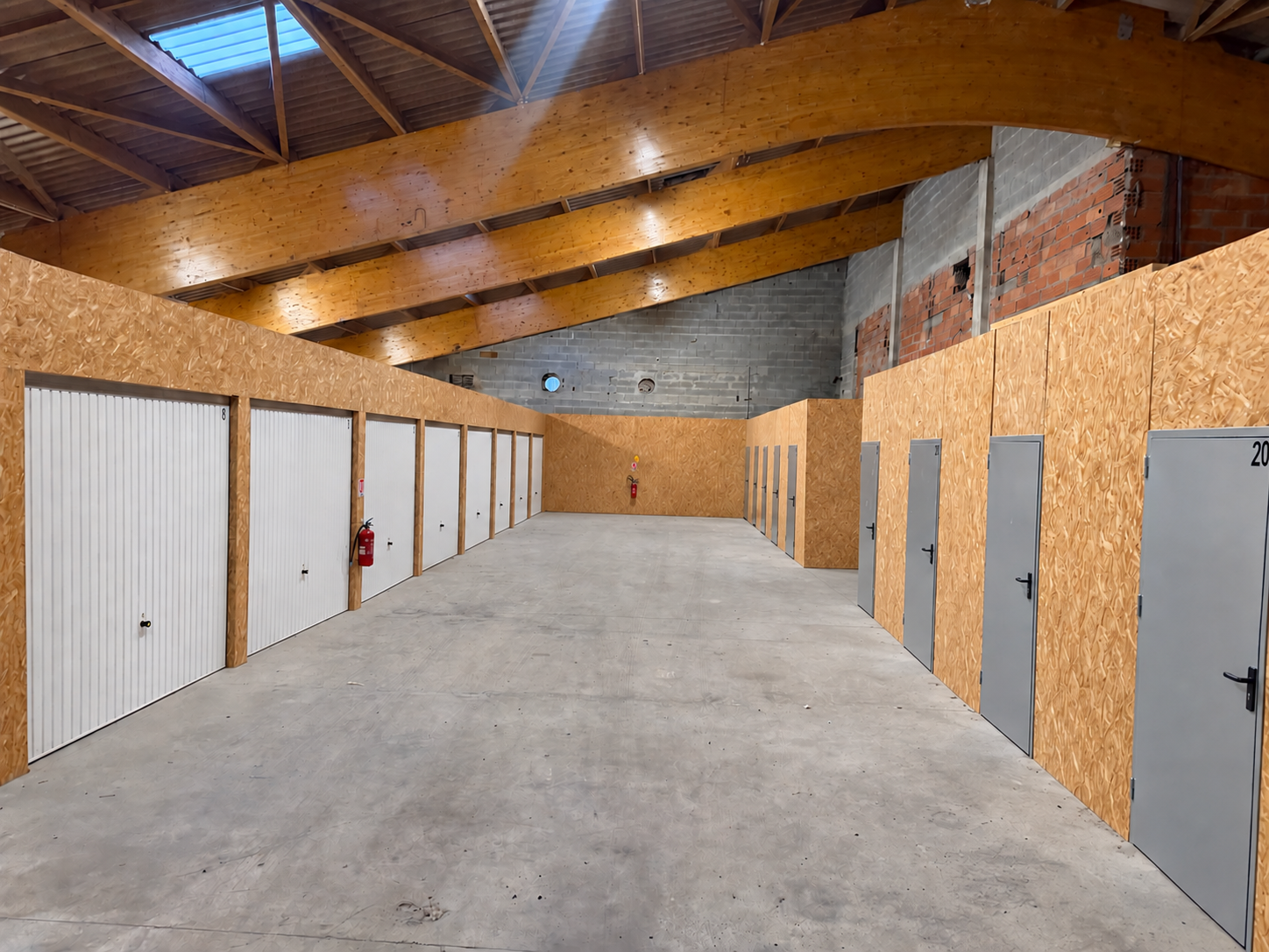 Allée intérieure des Box en Boîte, entre les portes des espaces de stockage